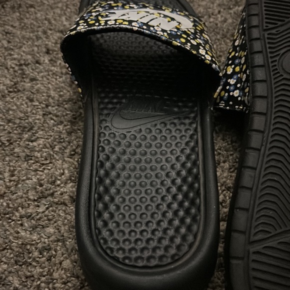 women’s flower print nike slides - Picture 3 of 3